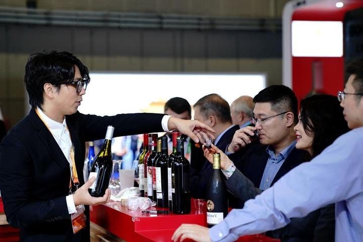 Des visiteurs dégustent du vin lors de la septième Exposition internationale d'importation de Chine (CIIE) à Shanghai, dans l'est de la Chine, le 6 novembre 2024. (Xinhua/Zhang Jiansong) Des visiteurs dégustent du vin lors de la septième Exposition internationale d'importation de Chine (CIIE) à Shanghai, dans l'est de la Chine, le 6 novembre 2024. (Xinhua/Zhang Jiansong)