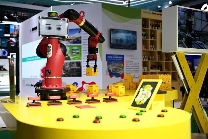 Un bras de robot de tri est exposé sur le stand de DHL lors de la septième Exposition internationale d'importation de Chine (CIIE) à Shanghai, dans l'est de la Chine, le 5 novembre 2024. (Xinhua/Chen Haoming) Un bras de robot de tri est exposé sur le stand de DHL lors de la septième Exposition internationale d'importation de Chine (CIIE) à Shanghai, dans l'est de la Chine, le 5 novembre 2024. (Xinhua/Chen Haoming)
