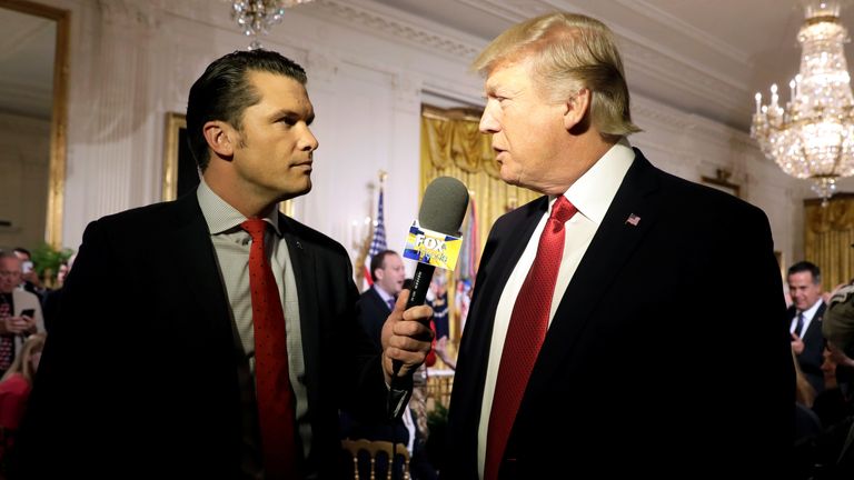 Le président américain Donald Trump est interviewé par Pete Hegseth, co-animateur de Fox and Friends, à la Maison Blanche à Washington, aux États-Unis, le 6 avril 2017. REUTERS/Kevin Lamarque
