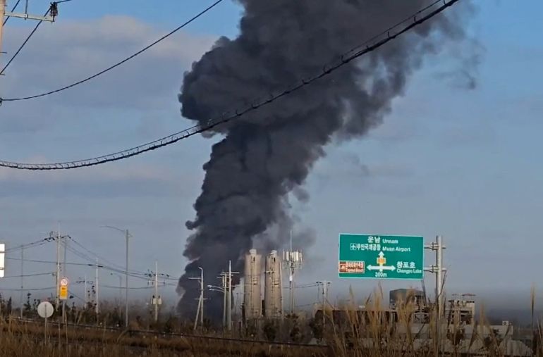 Cette capture d'écran d'une séquence vidéo capturée près de l'aéroport international de Muan montre de la fumée noire s'échappant dans l'air depuis l'aéroport de Muan, province de Jeolla du Sud, Corée du Sud, le 29 décembre 2024. Yonhap via REUTERS CETTE IMAGE A ÉTÉ FOURNIE PAR UN TIERS. AUCUNE REVENTE. PAS D'ARCHIVES. CORÉE DU SUD OUT. AUCUNE VENTE COMMERCIALE OU ÉDITORIALE EN CORÉE DU SUD.