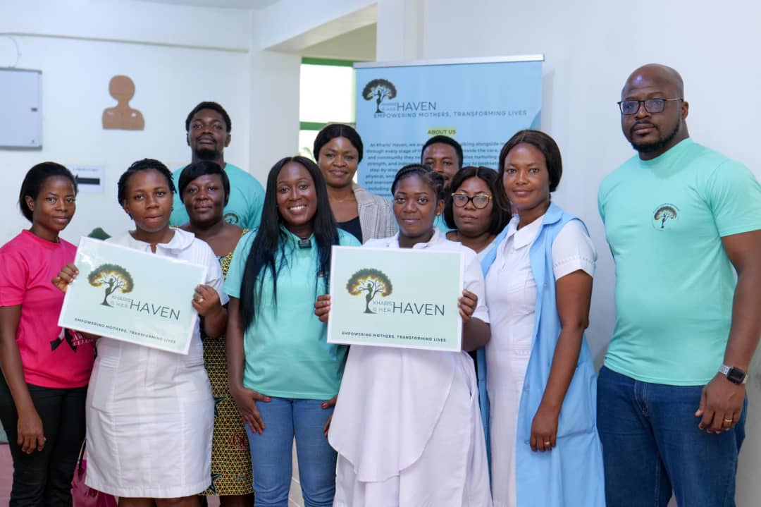 Le cofondateur de Kharis Haven est HER Haven Mme Jessie Emma Boaitey Ampratwum et M. Ransford Ampratwum avec le personnel de la clinique communautaire d'Amormorley