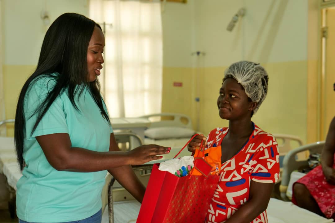 La cofondatrice de Kharis Haven Is HER Haven, Mme Jessie Emma Boaitey, se présente à une mère d'un enfant admis à l'hôpital d'Achimota