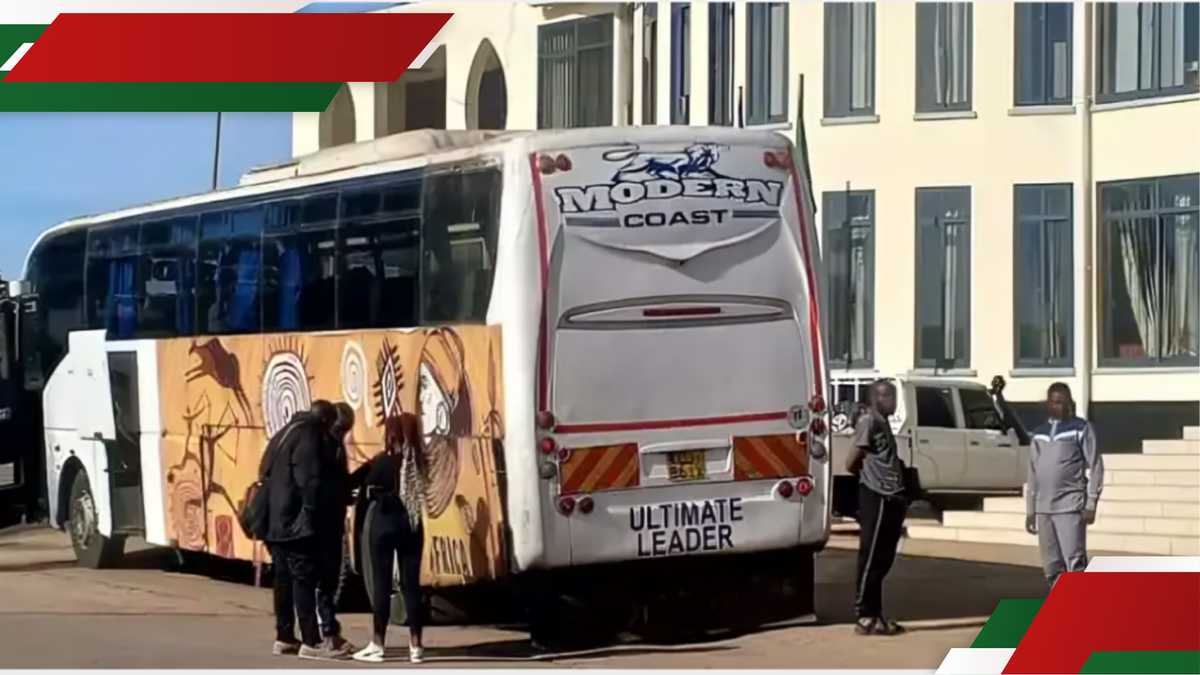 Effrayez-vous alors qu’un bus côtier moderne prend feu le long de l’autoroute Naivasha-Nakuru