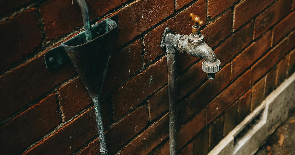 Joburg Water découvre 280 maisons empiétant sur son pipeline à Protea Glen