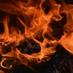 Les pompiers combattent un incendie dans la réserve naturelle de Dassieshoek, à l'extérieur de Robertson