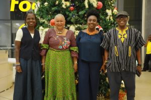 Révérende Dr Joyce Rosalind Aryee avec le personnel de Mtn