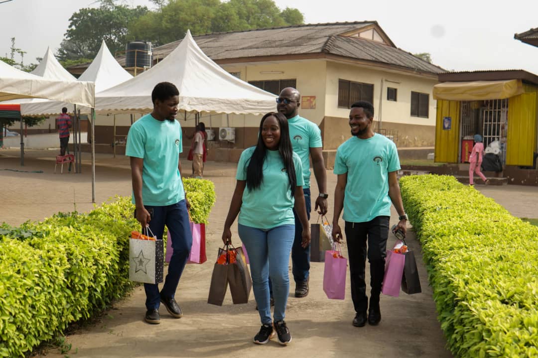 Le personnel de Kharis Haven est SON Haven et visite volontiers les salles pour faire un don aux mères et aux enfants