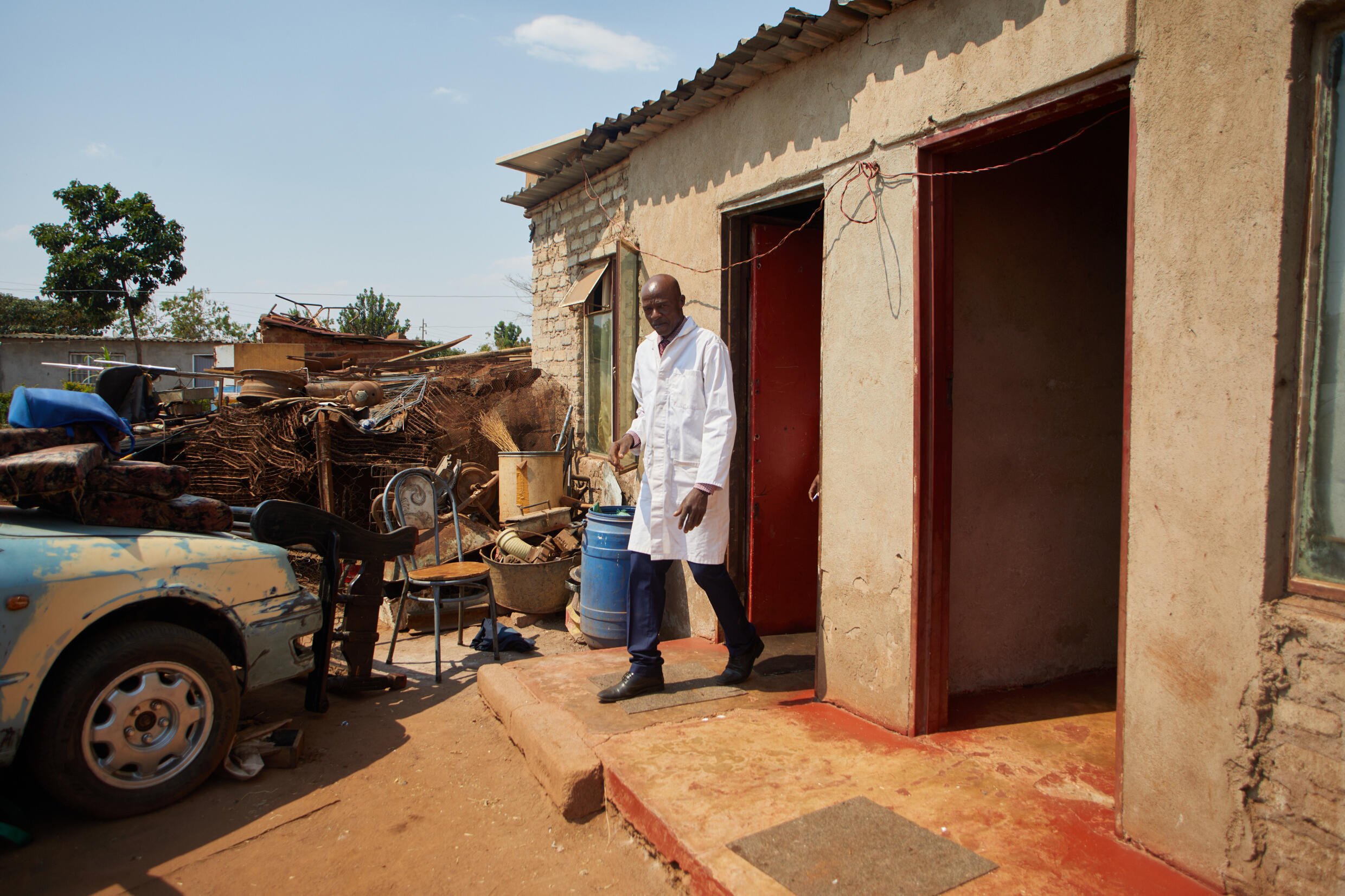L'herboriste Never Chirimo propose des remèdes à base de plantes aux personnes qui se sentent abandonnées par le système de santé en ruine.