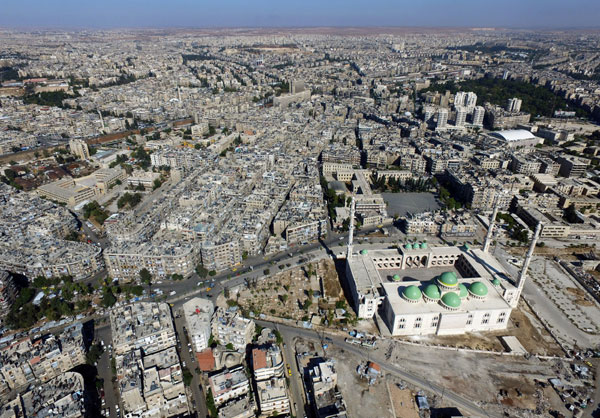 A general view taken with a drone shows a mosque where forces loyal to Syria's President Bashar al-Assad are stationed in Aleppo's government-controlled area of al-Masharqa, Syria October 20, 2016. [Photo/Agencies]