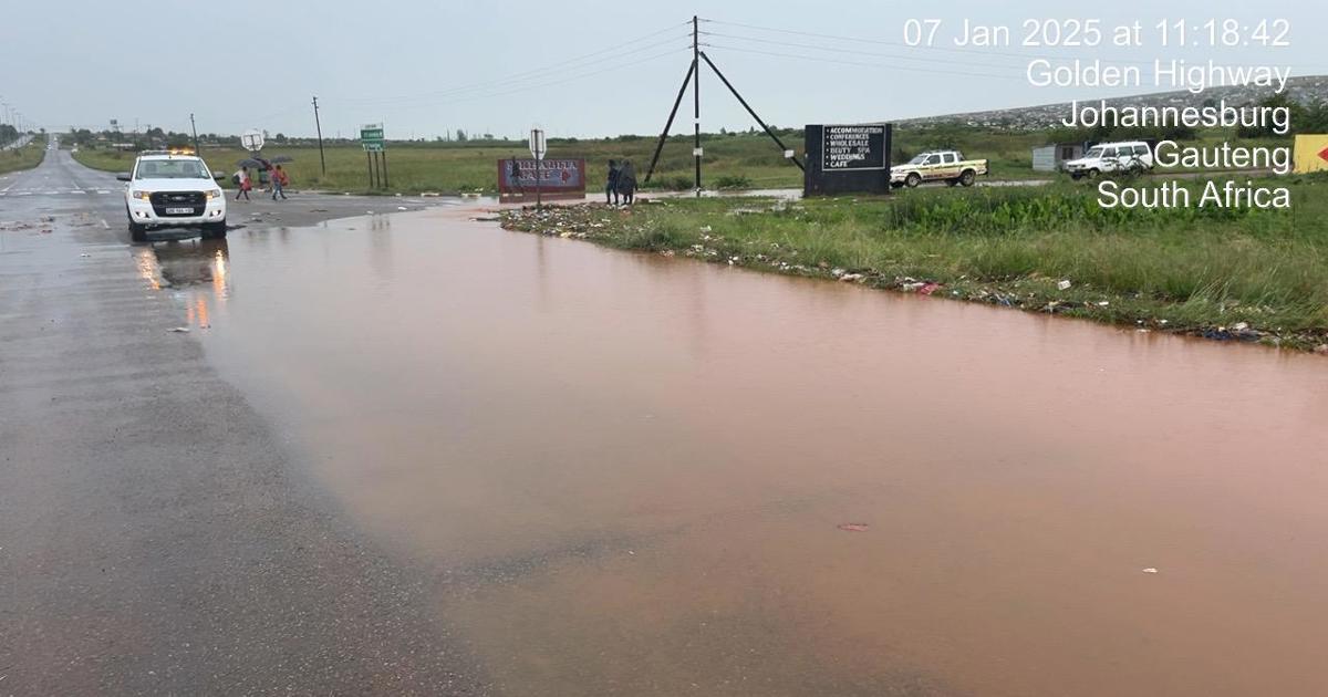 Certains habitants de Gauteng évaluent l'étendue des dégâts causés par les inondations à leurs maisons