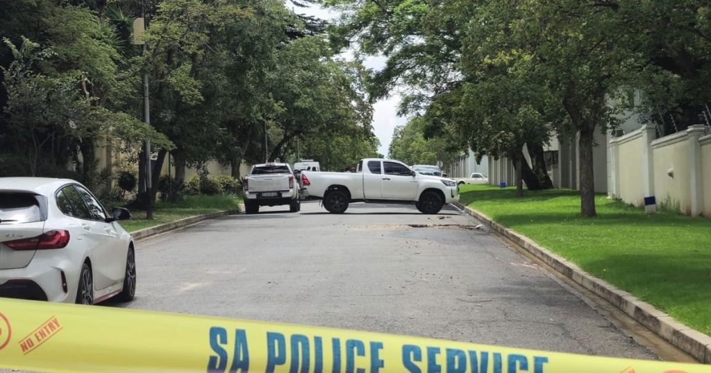 Des accessoires liés à la drogue trouvés dans la propriété de Madiba à Houghton après l'arrestation de 5 suspects par la police