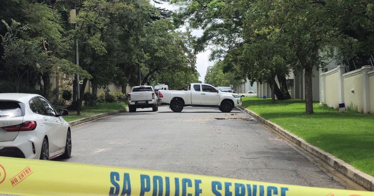 Des accessoires liés à la drogue trouvés dans la propriété de Madiba à Houghton après l'arrestation de 5 suspects par la police