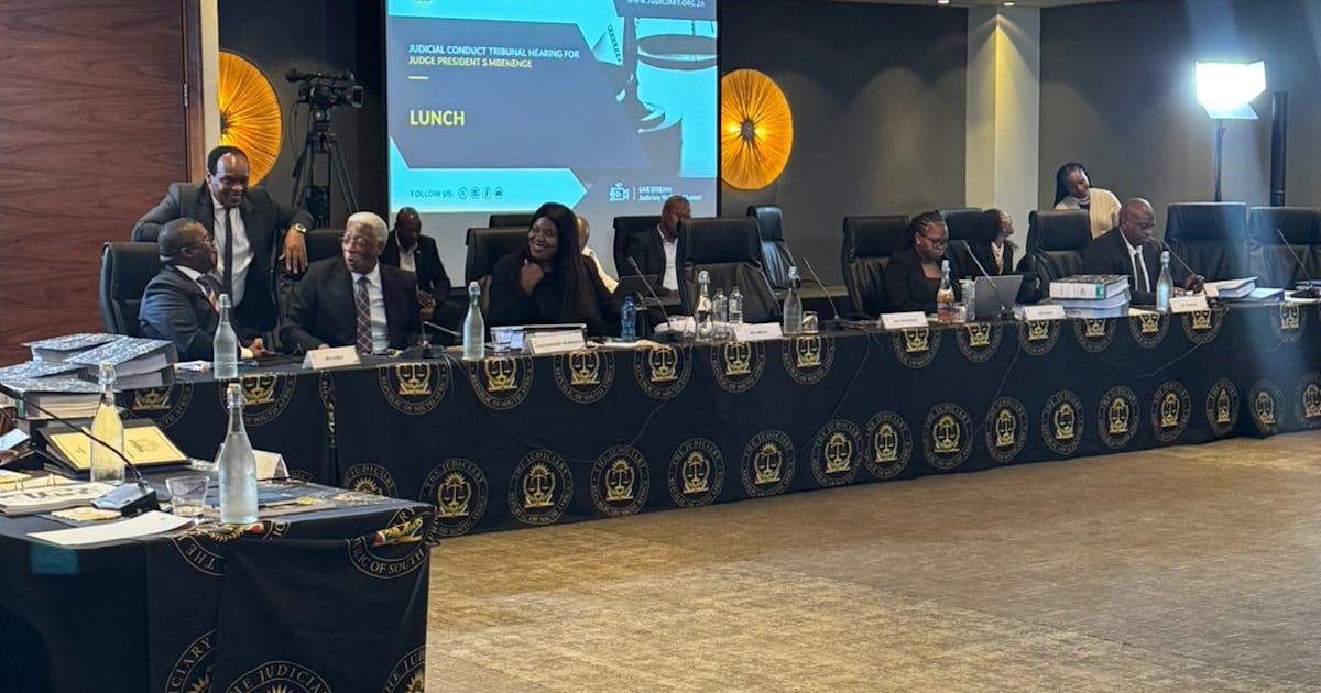 La plaignante déclare au tribunal qu'elle a répondu aux avances de Mbenenge d'une manière qu'il aurait préféré