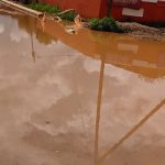 Les résidents d’Orange Farm évaluent les dégâts causés aux maisons après les inondations