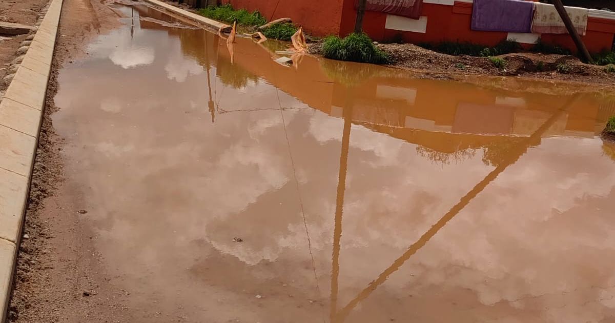 Les résidents d’Orange Farm évaluent les dégâts causés aux maisons après les inondations