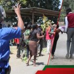 Nakuru : Des étudiants s'effondrent après que la police a tiré des gaz lacrymogènes près de l'école pour disperser les manifestants