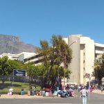 Des centaines d'étudiants de CPUT inscrits en attente de logements échoués à l'extérieur du campus du district six