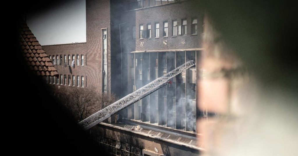 Homme qui prétend avoir mis Usindiso Building Fire Autal attendu devant le tribunal