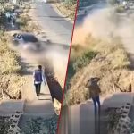 Images de vidéosurveillance: les piétons trichent de justesse la mort alors que la voiture excès de vitesse déserve hors de la route