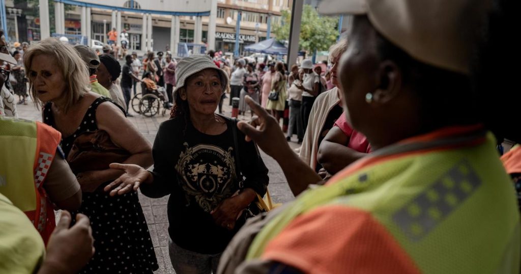 Les bénéficiaires de Sassa déplorent les retards comme échéance pour la mise à jour de la carte noire post-banc