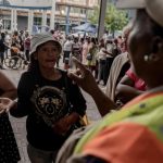 Les bénéficiaires de Sassa déplorent les retards comme échéance pour la mise à jour de la carte noire post-banc