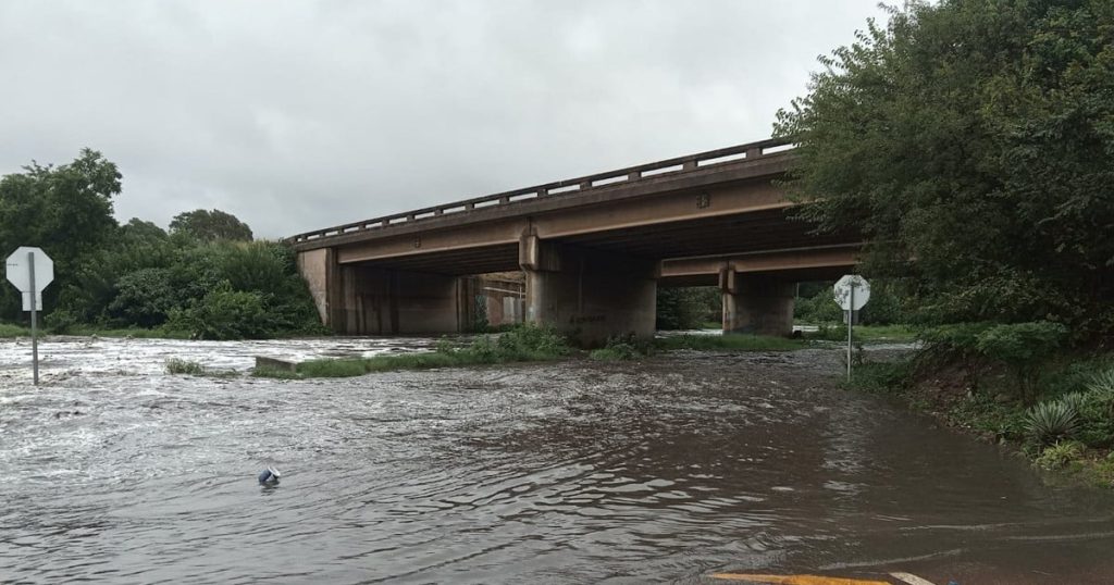 Les tempêtes provoquent des inondations, les maisons et les bâtiments subissent des dommages causés par le vent à Pretoria