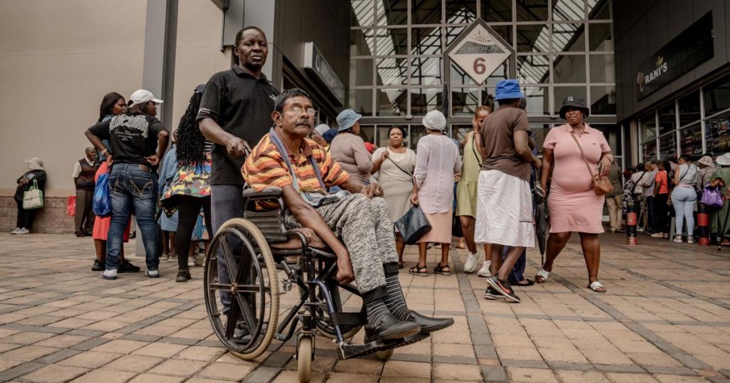 Long Sassa fait des files d'attente à Alberton alors que les bénéficiaires affluent pour mettre à jour leurs cartes
