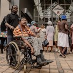 Long Sassa fait des files d'attente à Alberton alors que les bénéficiaires affluent pour mettre à jour leurs cartes