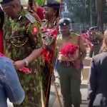 Réactions drôles alors que la police offre des fleurs kenyans le jour de la Saint-Valentin: "Wapeane Teargass"