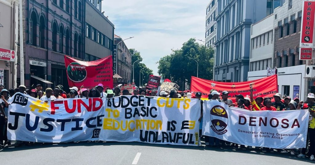 Unions, groupes de la société civile, Bodies étudiants March au Cap avant le discours du budget