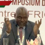 Vidéo de Wafula Chebukati Scampering pour la sécurité à Bomas émerge