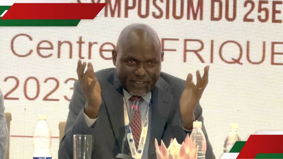 Vidéo de Wafula Chebukati Scampering pour la sécurité à Bomas émerge