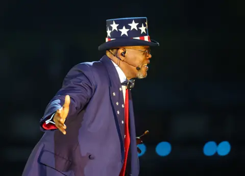 Reuters Samuel L Jackson, déguisé en oncle Sam, pendant la performance du Super Bowl de Kendrick Lamar