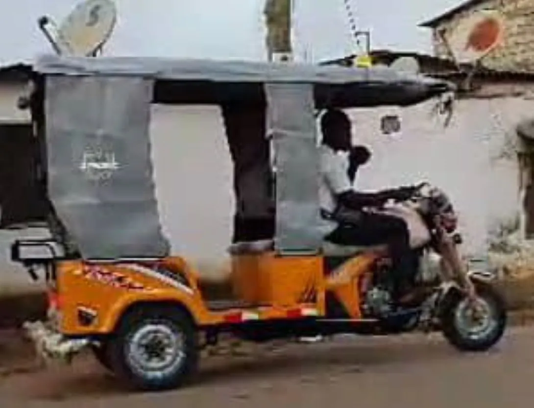 Tricyclist commercial au travail Tricyclist commercial au travail