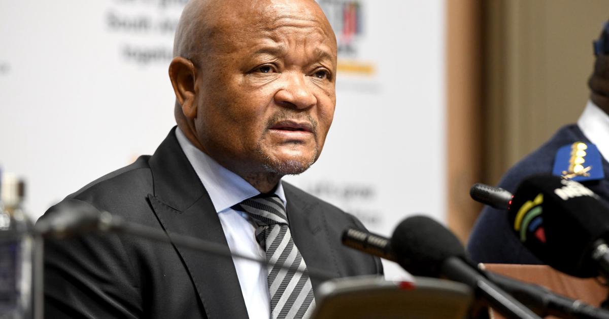Le ministre de la police McHunu accueille une enquête Ipid sur le Top Cop Mkhwanazi de KZN