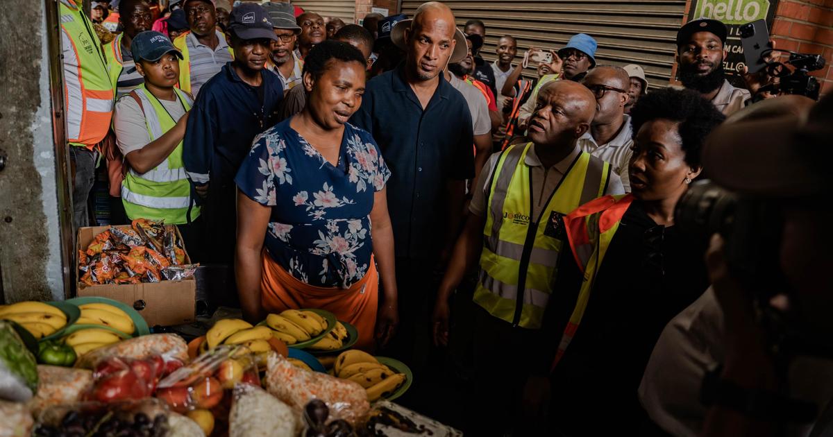Les vendeurs de la rue CBD de Joburg se négocant illégalement en dehors de Bree Taxi Rank pour être supprimé lundi