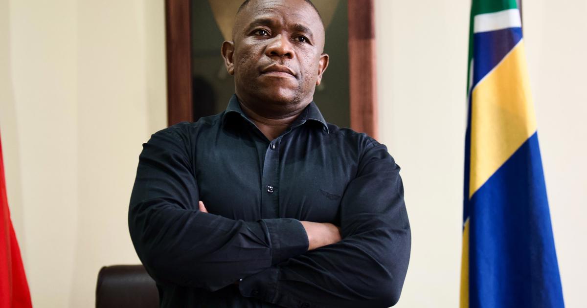 KZN Top Cop Mkhwanazi pense que sa décision de dégager le patron d'espion CI Khan derrière Ipid déménage pour le sonder