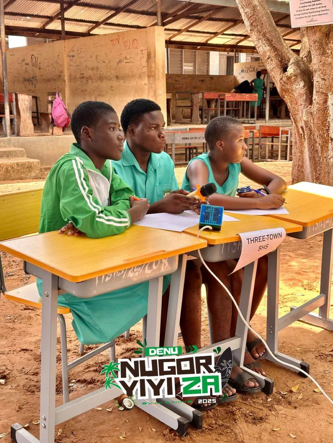 Trois candidats de Threesec Quiz à trois villes du lycée