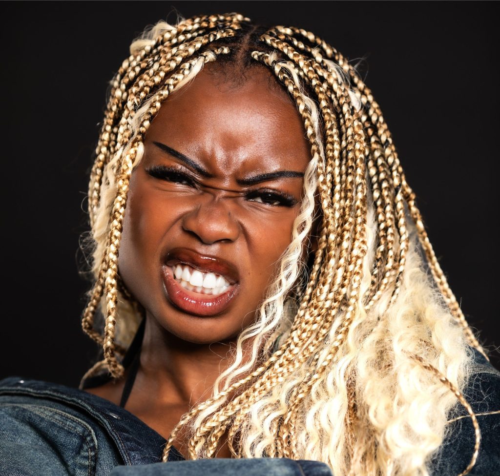 Emelia et Kofi Jamar s'unissent pour "Tables Turn"