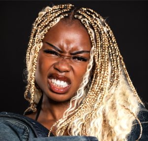 Emelia et Kofi Jamar s'unissent pour "Tables Turn"