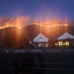 Les Capétoniens ont demandé à éviter les parties de la péninsule du sud touchées par le feu