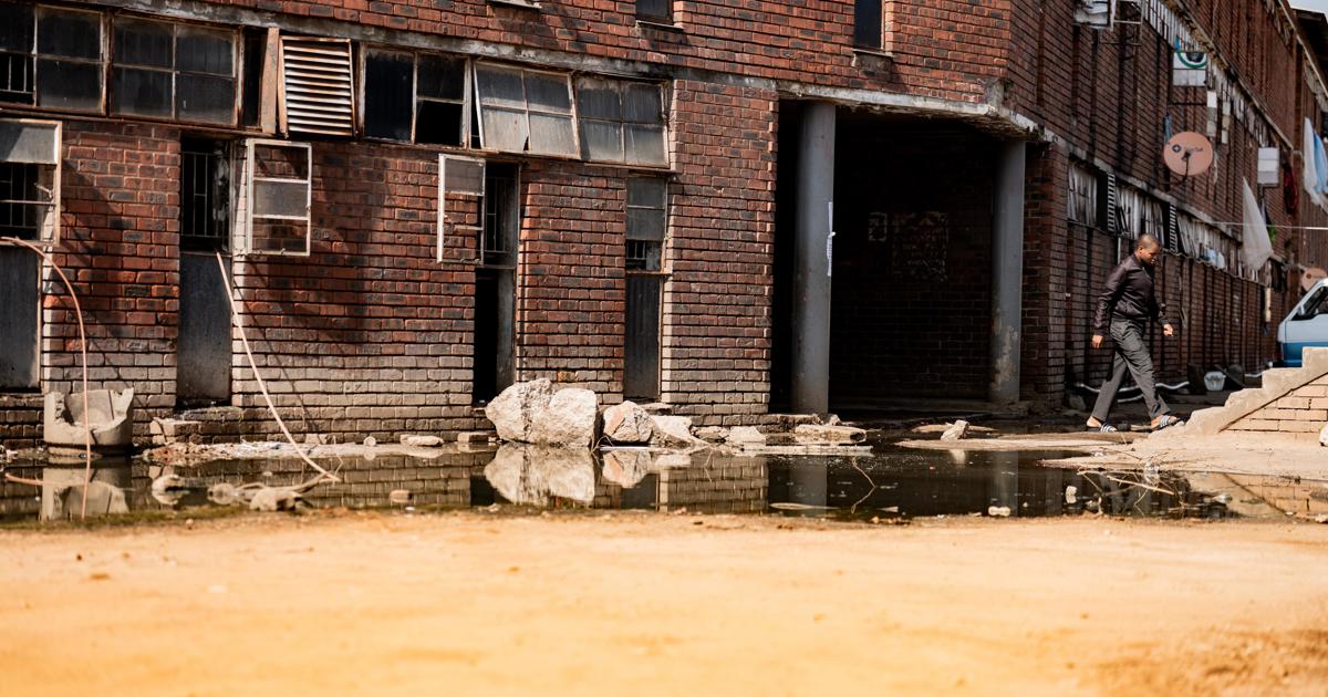 Les résidents de Madala Hostel à Alexandra appellent à la réparation immédiate du système d'égouts du bâtiment