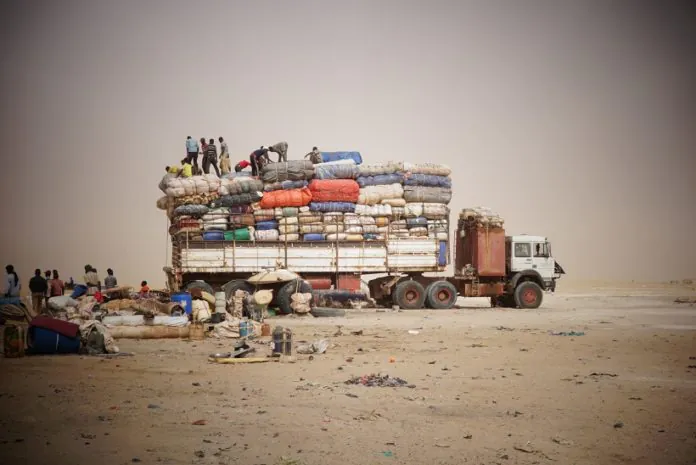 Plus de 26 000 migrants ont été secourus dans le désert depuis 2017 grâce à des opérations de recherche et de sauvetage humanitaires de l'OIM au Niger. Photo: IOM / Monica Chiriac