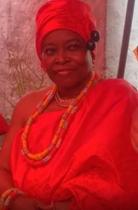 Ambassadeur du Suriname au Ghana, il Fidelia Graand-Galon, installé comme reine du développement, mère d'Otublohum