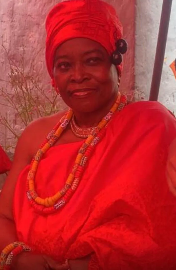 Ambassadeur du Suriname au Ghana, il Fidelia Graand-Galon, installé comme reine du développement, mère d'Otublohum