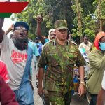 Ambrose Kyalo: Un officier de police supérieur escorte les jeunes qui protestent à Meru