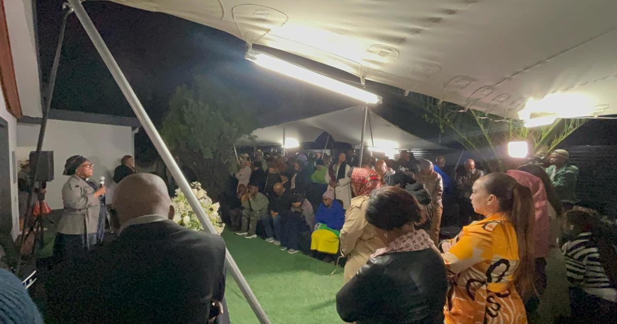 La famille d'Olorato Mogale se réunisse en prière avant ses funérailles dimanche