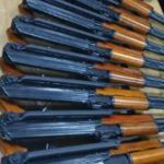 La police de la CE saisit 10 fusils AK-47 liés à la violence en taxi et aux vols de CIT