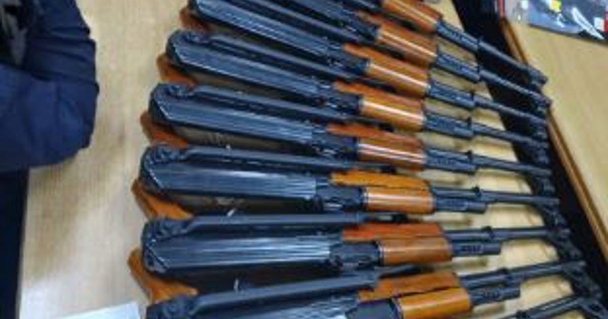 La police de la CE saisit 10 fusils AK-47 liés à la violence en taxi et aux vols de CIT