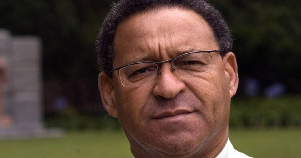 L'activiste anti-apartheid Allan Boesak exhorte les personnes en deuil à continuer l'œuvre, l'ancien garde du corps de Madiba, le premier flic Andre Lincoln a commencé